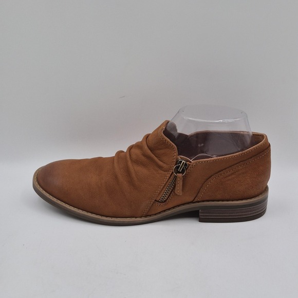 Clarks Boots Womens Size 8.5 Tan Ruched Ankle Booties Side Zip Ultimate Comfort - Picture 2 of 13